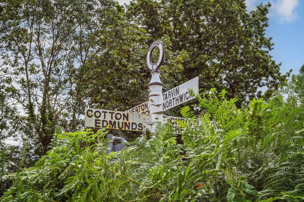 Stylish Romantic Country Escape Near Chester Christleton エクステリア 写真